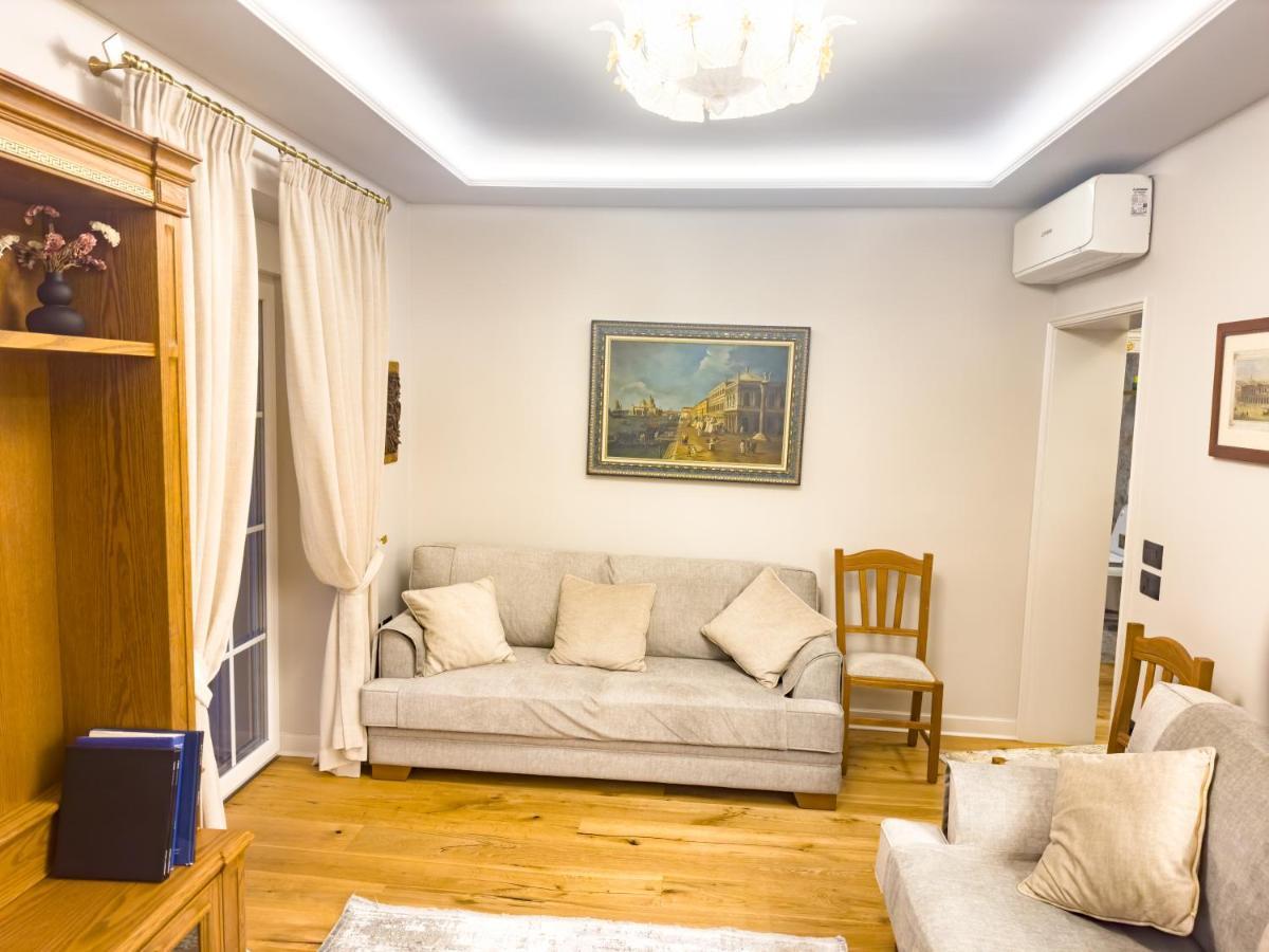 Fleeville Tirana